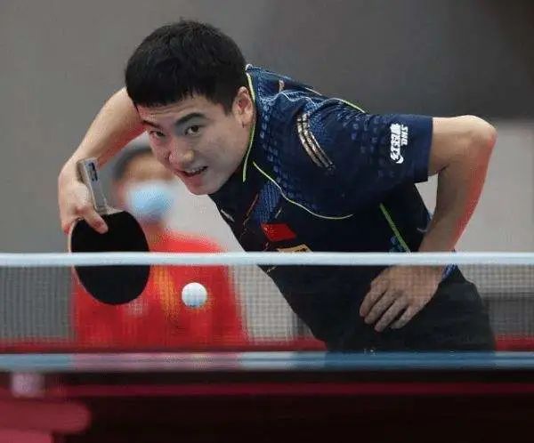 詹姆斯关键助攻锁定胜利(詹姆斯关键助攻锁定胜局)