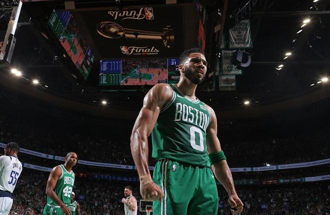 内马尔当记首功！桑托斯最后6轮豪取4胜2平，最终成功保级（内马尔立下头功！桑托斯末6轮4胜2平，惊险保级）