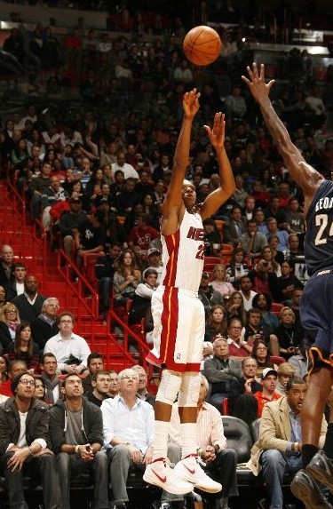 记者：韩鹏仍是泰山主帅，但俱乐部需要找个名义上的“主帅”（记者：韩鹏继续执掌泰山，俱乐部需另找一位名义主帅）